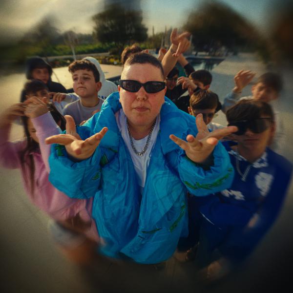 איך בן 13 השיג את עומר אדם לקליפ שלו? הסיפור של "אני הבוס"