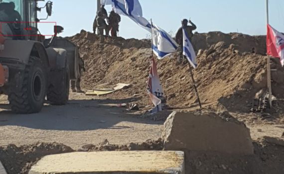 צפו: דגלי ענק מונפים במוצבים החדשים בציר נצרים