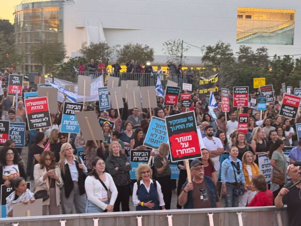 רן ארז בהפגנת המורים: "לא מוכנים להיות ילדי כאפות"