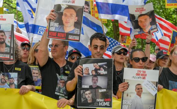 עשרות שורדי שבי ובני משפחות חטופים צועדים בניו יורק