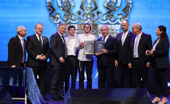 אלעד יניר מפ"ת הוא חתן התנ"ך העולמי לשנת תשפ"ה