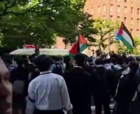 צפו: מפגינים פרו-פלסטינים ניסו להתפרץ למסיבת עיתונאים של סער