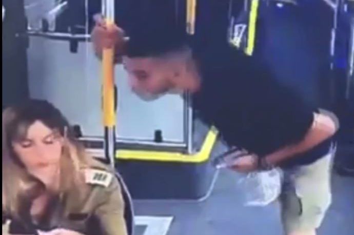 הערבי שירק על קצינה באוטובוס הסגיר את עצמו