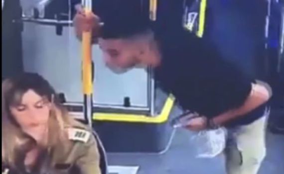 הערבי שירק על קצינה באוטובוס הסגיר את עצמו