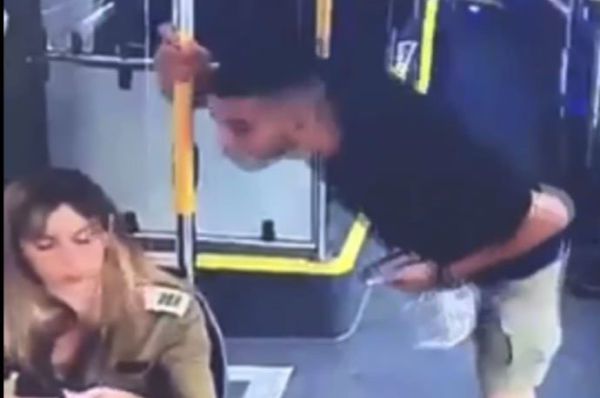 פרשת היריקה על הקצינה: החשוד במעשה נחקר באזהרה