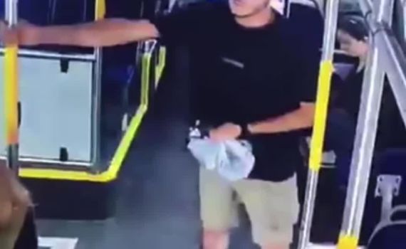 צפו: צעיר ערבי ירק על קצינה שישבה באוטובוס