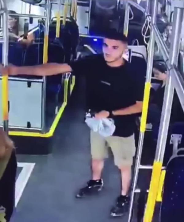 צפו: צעיר ערבי ירק על קצינה שישבה באוטובוס