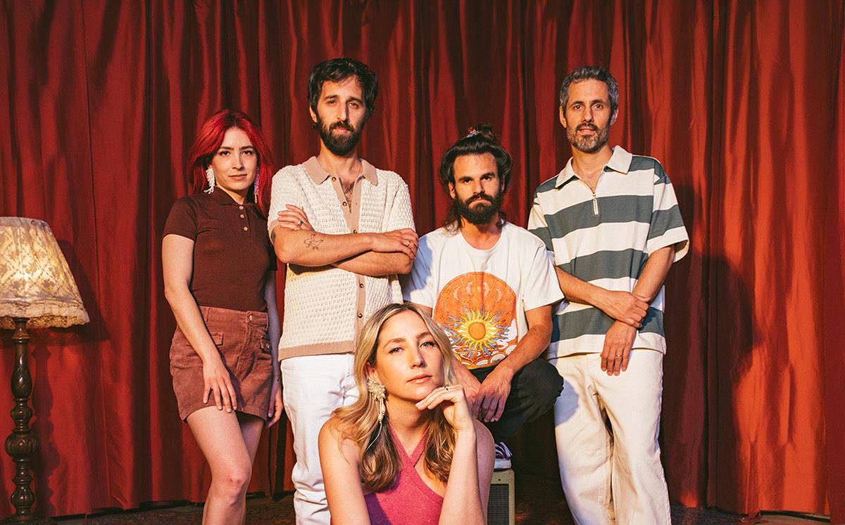 הלהקה שהוקמה במקרה והיום חוגגת עשור | ראיון עם ג'יין בורדו