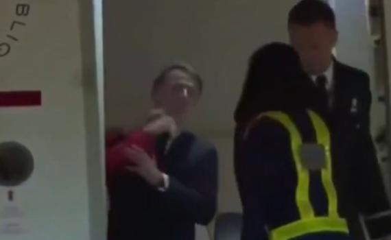 אירוע חריג: מקרון תועד מקבל סטירה מרעייתו | צפו