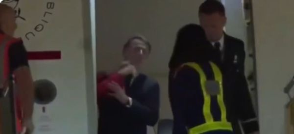 אירוע חריג: מקרון תועד מקבל סטירה מרעייתו | צפו