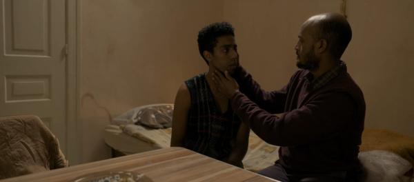 "מתחת לצל של השמש" – כשאבהות נפגשת עם מציאות אכזרית