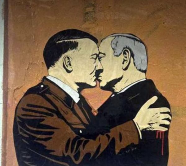 זעם באיטליה: אמנית ציירה את נתניהו והיטלר מתנשקים
