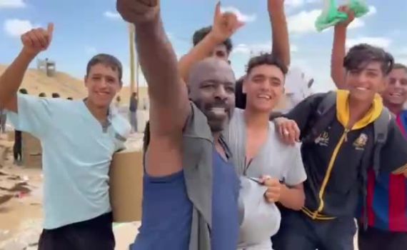 צפו: עזתים מודים לטראמפ ונתניהו על חבילות הסיוע