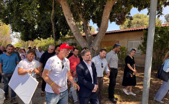 בפעם השנייה: סמוטריץ' הגיע לסיור בקיבוץ נחל עוז