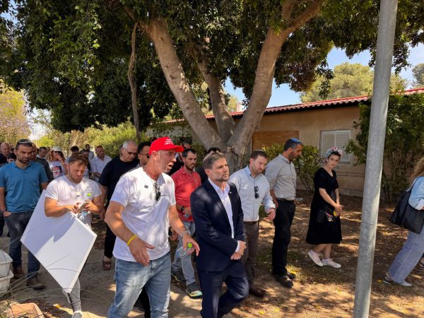 בפעם השנייה: סמוטריץ' הגיע לסיור בקיבוץ נחל עוז