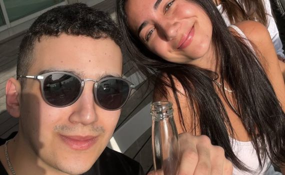 משקפי שמש ובירה ביד: עידן אלכסנדר בסטורי ראשון