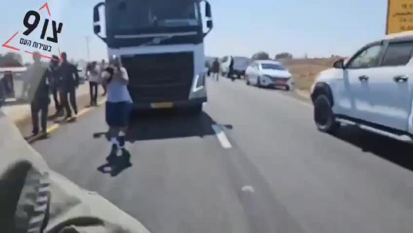 המחאה חוזרת: משאיות הסיוע ההומניטרי נחסמו בכרם שלום