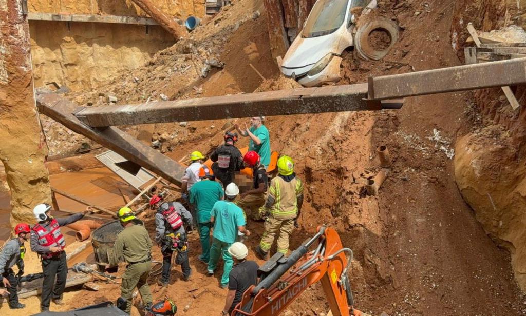 הרופאים כרתו את רגלו של הפועל כדי לחלצו מההריסות
