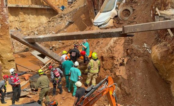 הרופאים כרתו את רגלו של הפועל כדי לחלצו מההריסות