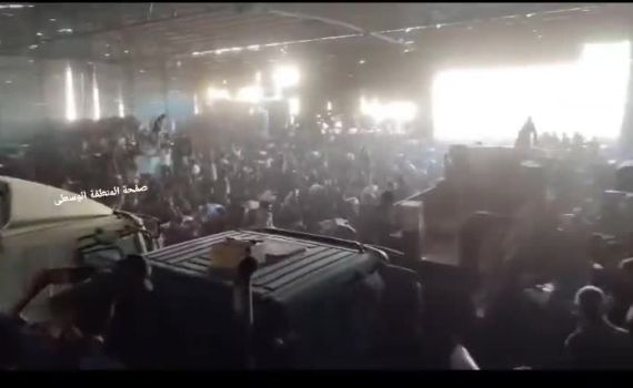 מתפרק כמו אסד: המון עזתי בזז את מחסני הקמח של חמאס