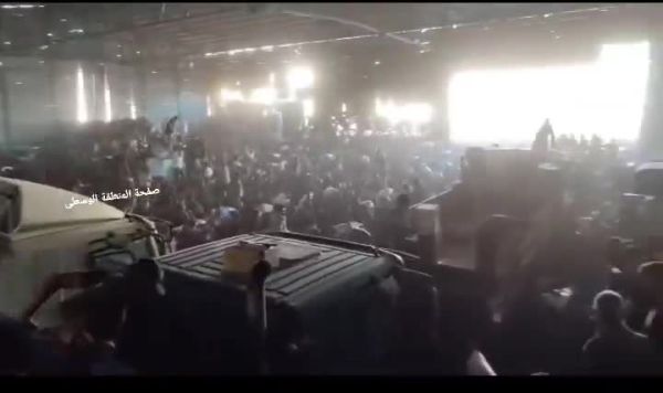 מתפרק כמו אסד: המון עזתי בזז את מחסני הקמח של חמאס