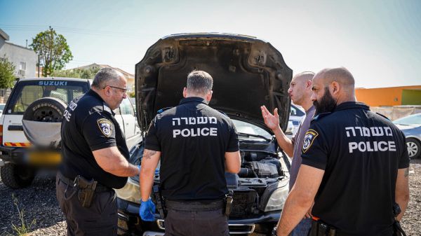 נעצרה חולייה ששדדה מאות אלפי שקלים באיומי אקדח