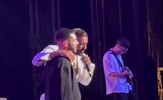 בחוץ הפגנות פרו פלסטיניות: איתי לוי מקדיש שיר לשורד שבי. צפו