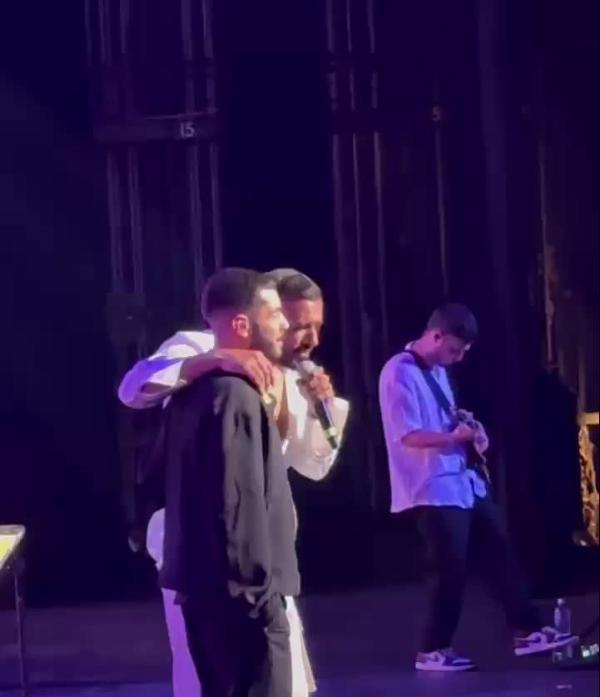 בחוץ הפגנות פרו פלסטיניות: איתי לוי מקדיש שיר לשורד שבי. צפו