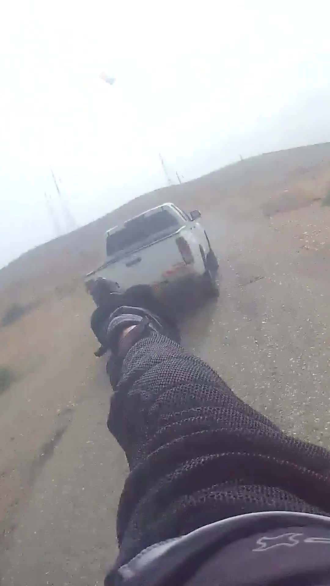 תיעוד דרמטי ממצלמת השוטר: מרדף אחרי סוחר אמל"ח בלתי חוקי