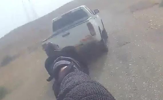 תיעוד דרמטי ממצלמת השוטר: מרדף אחרי סוחר אמל"ח בלתי חוקי