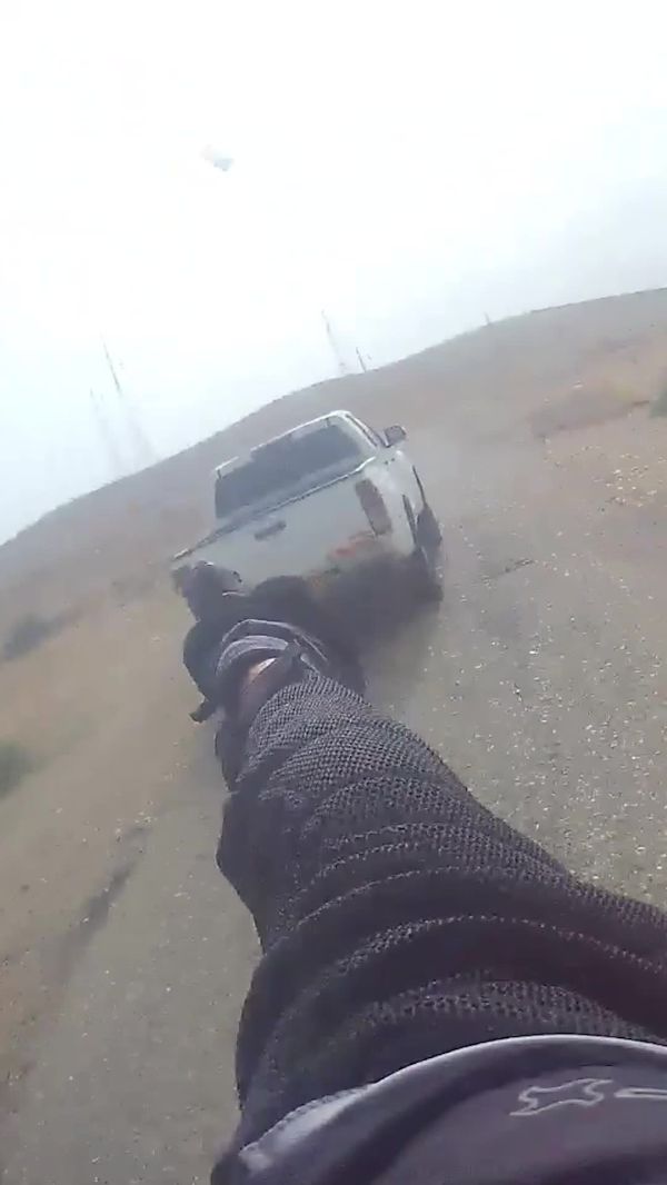 תיעוד דרמטי ממצלמת השוטר: מרדף אחרי סוחר אמל"ח בלתי חוקי