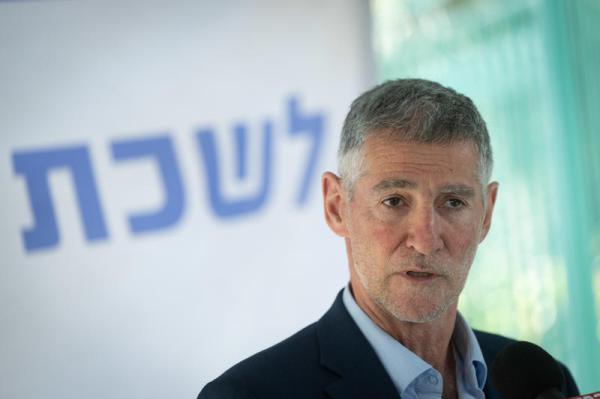 בשירות נתניהו: יאיר לפיד בעוד סיבוב נגד יאיר גולן