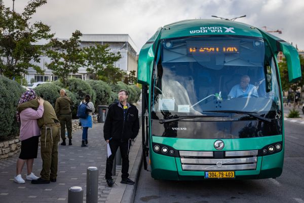 אשתו של העיתונאי המגויס רותחת: "תתבייש, חוצפן"