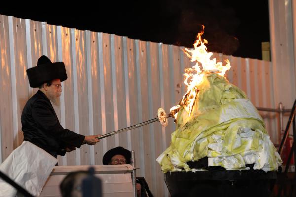 האדמו"ר מבאיאן הדליק וחגיגות ל"ג בעומר נפתחו במירון