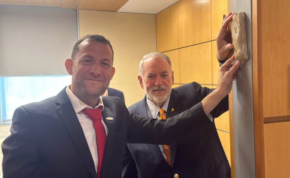 צפו: האקבי ודגן קבעו מזוזה מאבני השומרון בדלת לשכת השגריר