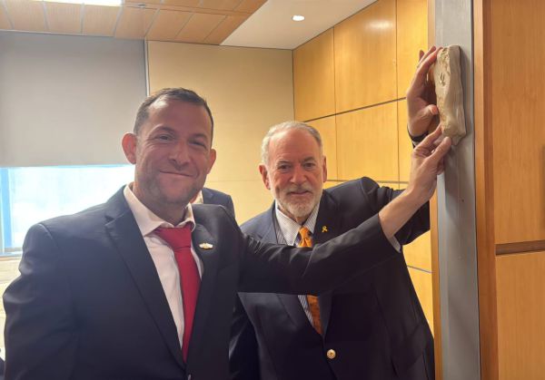 צפו: האקבי ודגן קבעו מזוזה מאבני השומרון בדלת לשכת השגריר