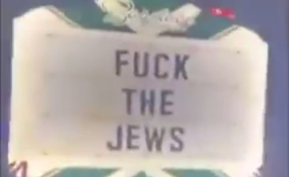 אנטישמיות מתפרצת: שלטי "שי**נו היהודים" חולקו בבר בארה"ב