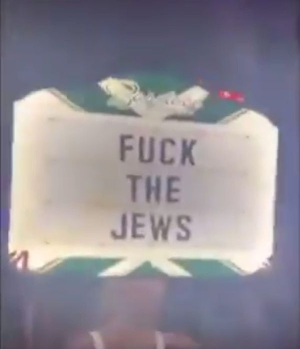 אנטישמיות מתפרצת: שלטי "שי**נו היהודים" חולקו בבר בארה"ב