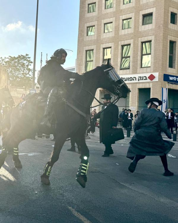 במהלך ההפגנה נגד הגיוס: חרדים השחיתו תמונות של חללי צה"ל