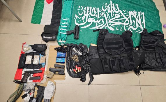 בביתו של תושב מזרח ירושלים: נתפסו אמל"ח ודגל חמאס