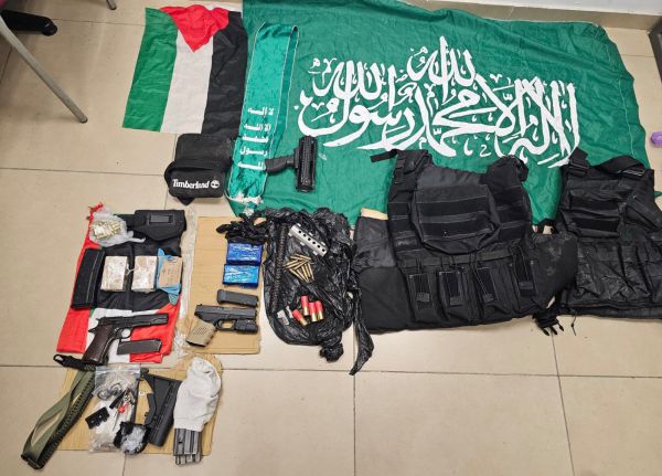 בביתו של תושב מזרח ירושלים: נתפסו אמל"ח ודגל חמאס