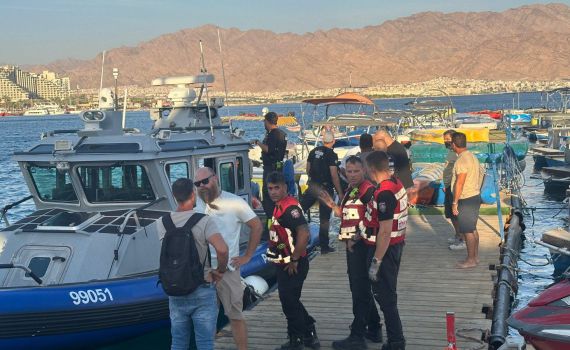 טרגדיה באילת: הרוג ו-10 פצועים בהתהפכות סירה בחוף נביעות