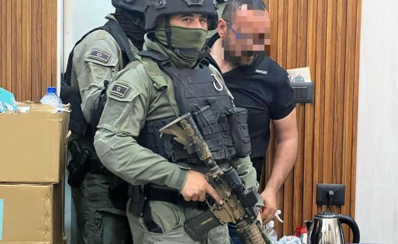 בעקבות ירי לא חוקי: שוטרים פשטו על החתונה ועצרו את החתן