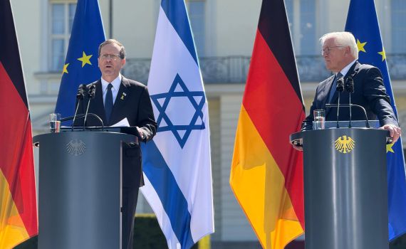 הרצוג מגיב לביקורת: ״אין הבחנה בין אוחזי דרכון זר לאלו שלא״