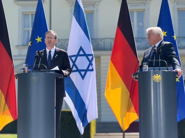 הרצוג מגיב לביקורת: ״אין הבחנה בין אוחזי דרכון זר לאלו שלא״