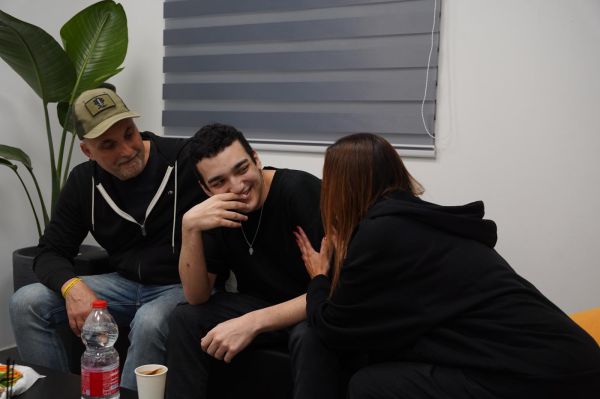 אחרי 584 ימים: המפגש המרגש של עידן אלכסנדר ומשפחתו