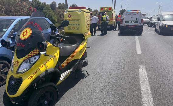 6 רוכבי אופניים חשמליים נפגעו מרכב סמוך למושב ישרש