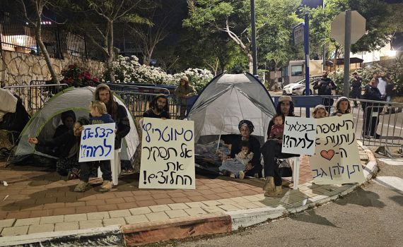 תושבי הגבעה שפונתה הקימו אוהלים מול ביתו של סמוטריץ'