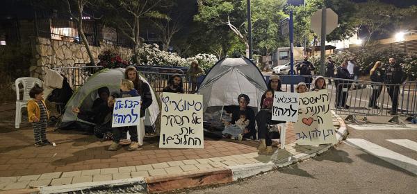 תושבי הגבעה שפונתה הקימו אוהלים מול ביתו של סמוטריץ'