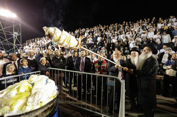 הלילה בשידור חי: אלפים בהדלקת הציונות הדתית במירון